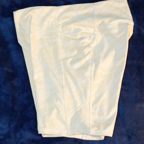 Sports bra and biker shorts - Picture 6 of 8